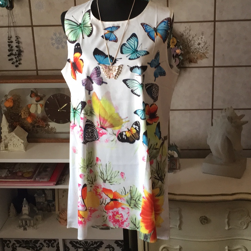 Butterfly bundle 🦋 necklace and dress 👗